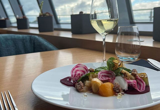 Kardamom-Birnen-Chutney, stilvoll serviert im Restaurant WEITBLICK des THE GRAND Ahrenshoop.