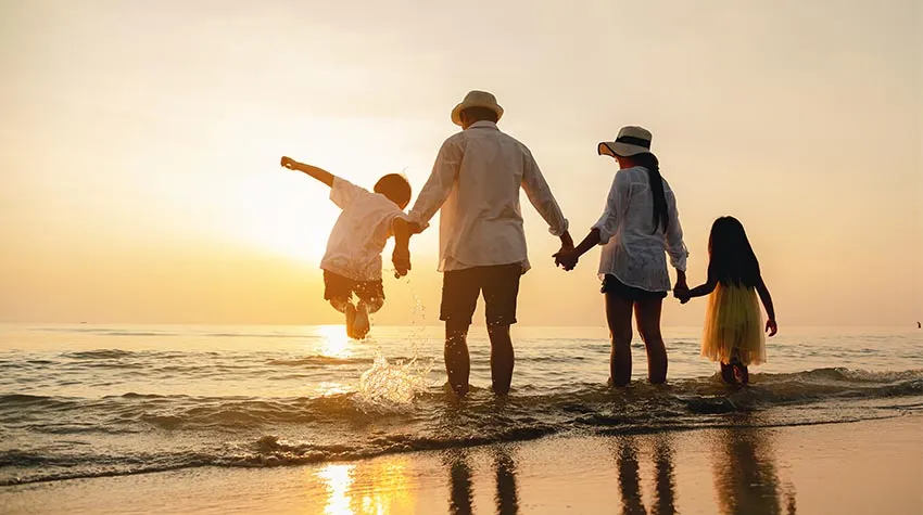 Durch zu viel Stress an der Arbeit kann die Beziehung zu euren Liebsten leiden. Ein Urlaub schafft das Gegenteil. © Shutterstock, Day Of Victory Studio
