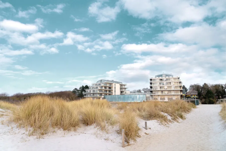 Neubau des THE GRAND Ahrenshoop direkt hinter den Dünen an der Ostsee.