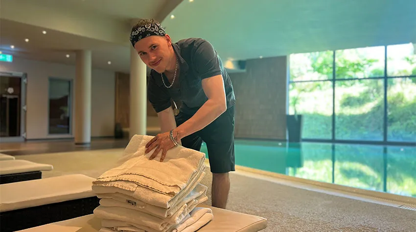 Während seiner Ausbildung lernte Justin die Bereiche Pool, Sauna, Wellness und Fitness kennen. 