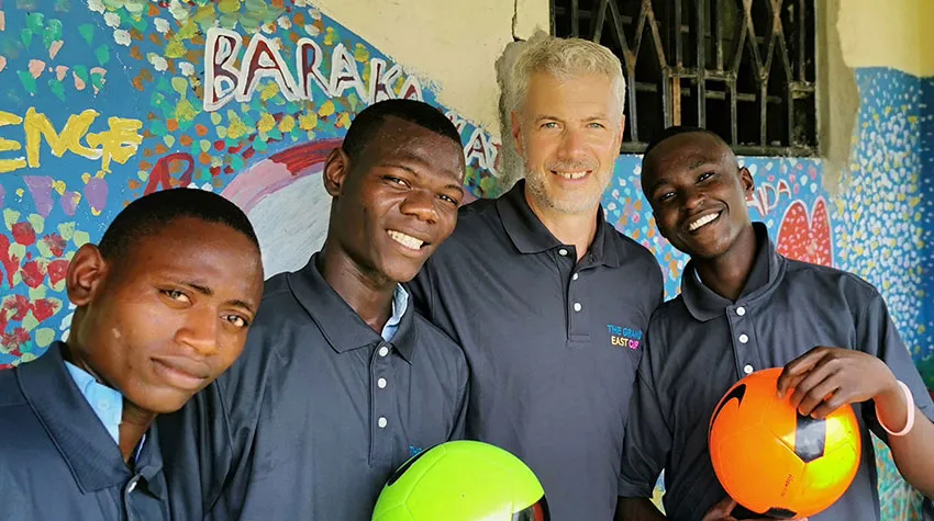 Charity first: Beim THE GRAND EAST CUP geht es vor allem darum, Geld für die „Kakuyuni School for the Deaf“ zusammenzubekommen.