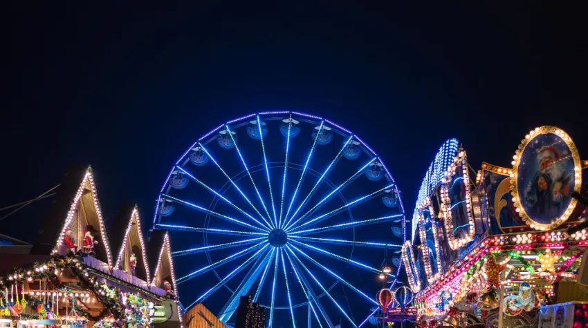 Das 40 Meter hohe Riesenrad ist nicht das einzige, was den Rostocker Weihnachtsmarkt zu einem unvergesslichen Erlebnis machen wird. © Shutterstock, ricok