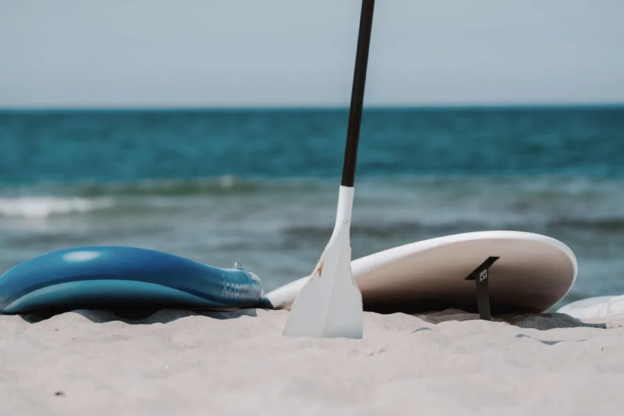 Stand-up-Paddle-Board und Paddel am Strand vor der Ostsee in Ahrenshoop.