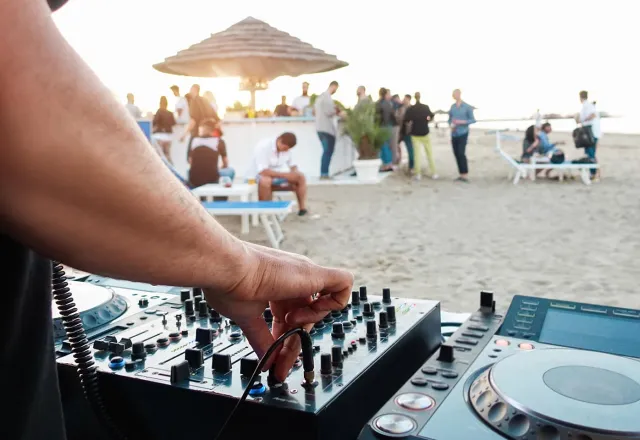 Am Strand fühlt sich der Beat der Musik doch gleich anders an.