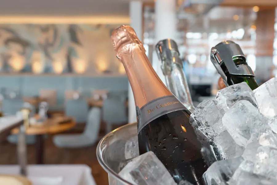 Gekühlte Champagnerflaschen im Eis bei einer Feier im THE GRAND Ahrenshoop.