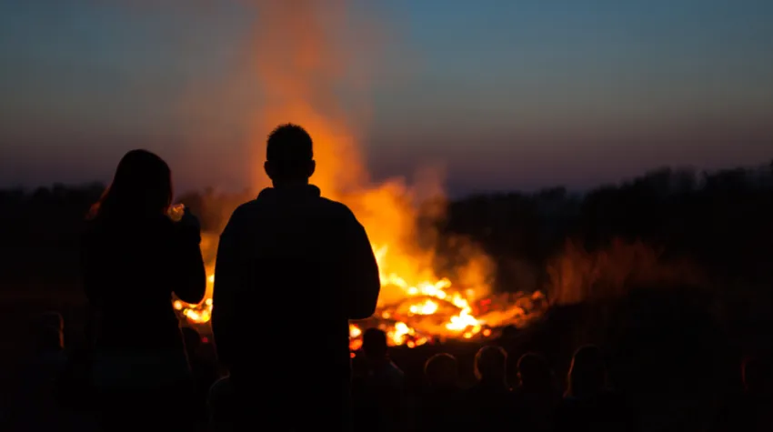 Freut euch auf das Osterfeuer, das am Ostersamstag in Althagen stattfindet. © Shutterstock, Christian Schwier