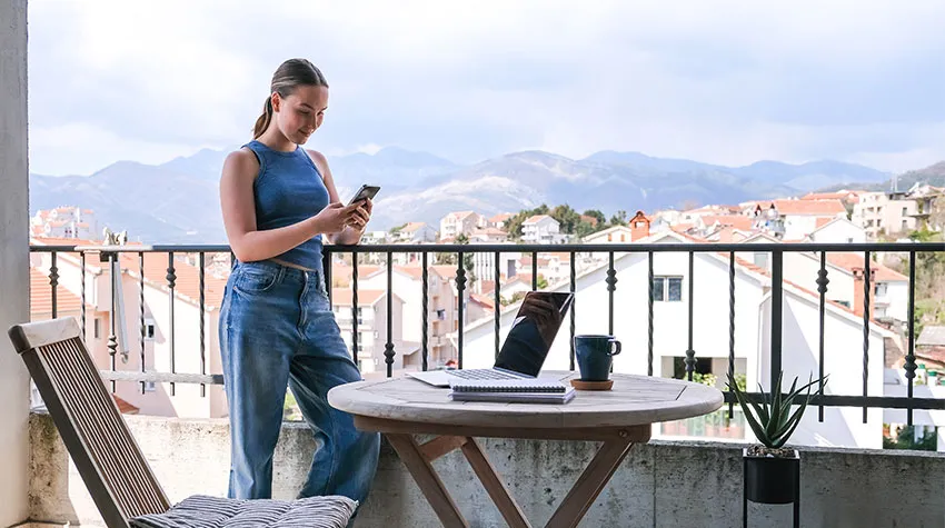 Frau die Workation umgeben von Bergen macht. ©Adobe Stock, shintartanya 