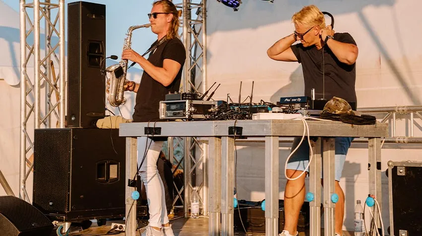 Musik, gute Stimmung und das Meer: Das alles und noch mehr wird euch auf der Beachparty geboten.