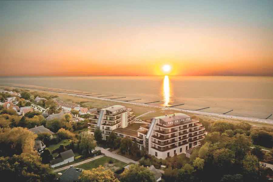 Luftaufnahme des THE GRAND Ahrenshoop bei Sonnenuntergang an der Ostsee.