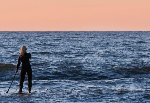 Auch in eurem Ostseeurlaub könnt ihr Stand-Up-Paddling ausprobieren. © Shutterstock, Inna Bruzhyenye