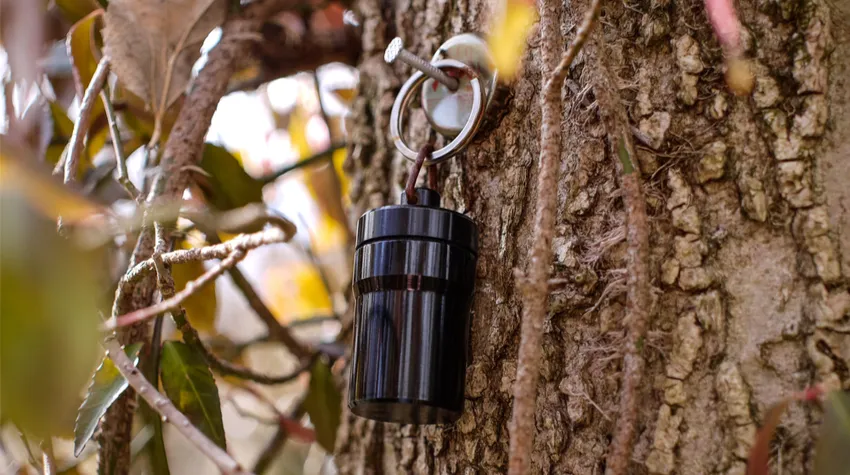 In einem Geocache befindet sich immer ein Logbuch zum Eintragen. © Shutterstock, photocrazed_jls