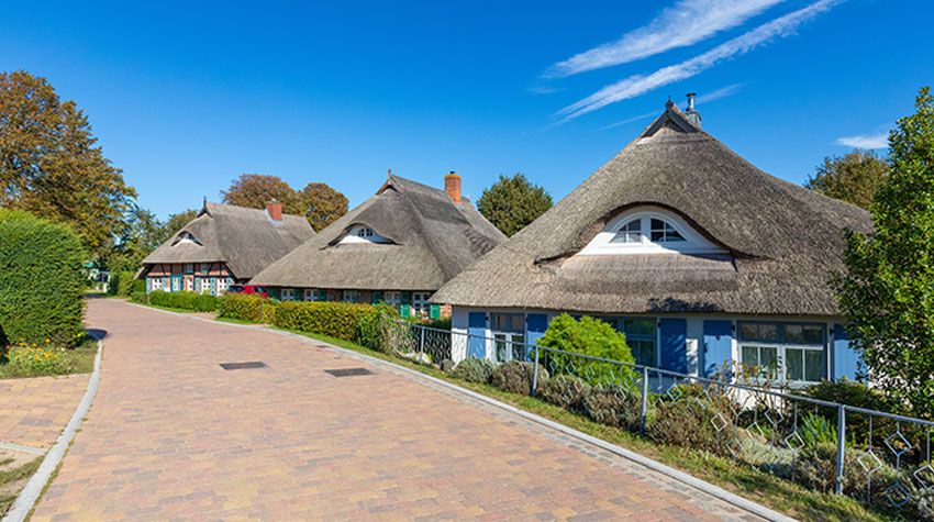 Reetgedeckte Häuser im Ostseeort Wustrow an der Küste von Fischland-Darß-Zingst.