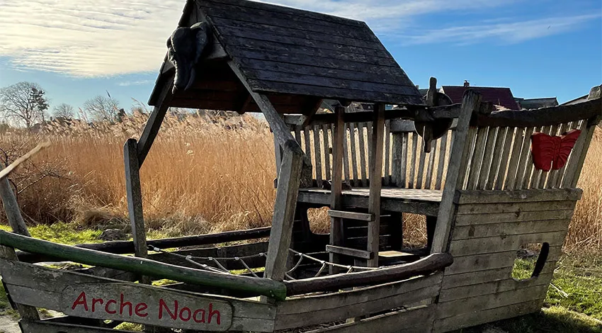 Das Spielschiff Arche Noah am Hafen von Ahrenshoop.