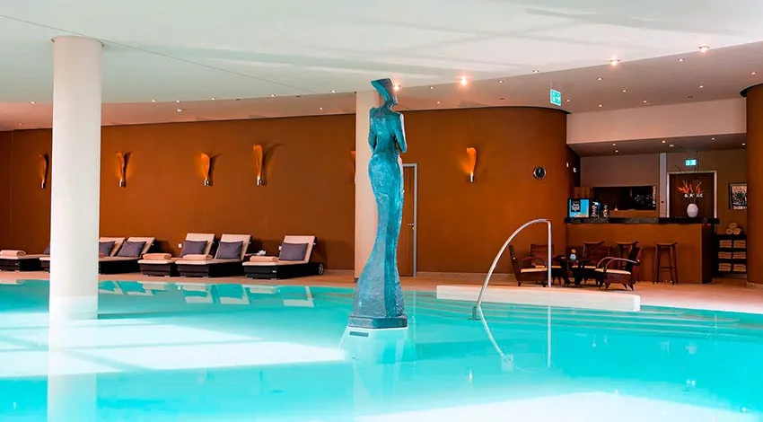 Der Poolbereich im THE GRAND Hotel in Ahrenshoop.