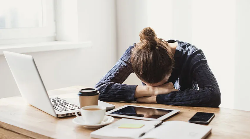 Digitaler Stress kann zu starker Belastung führen und sich negativ auf eure Gesundheit auswirken.  © Shutterstock Kite_rin