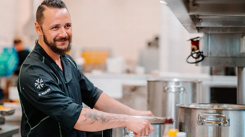 In der Gastronomie müssen Tattoos oftmals abgedeckt werden.