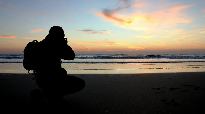 Mann fotografiert den Himmel der Ostsee in der Dämmerung. © Pixabay