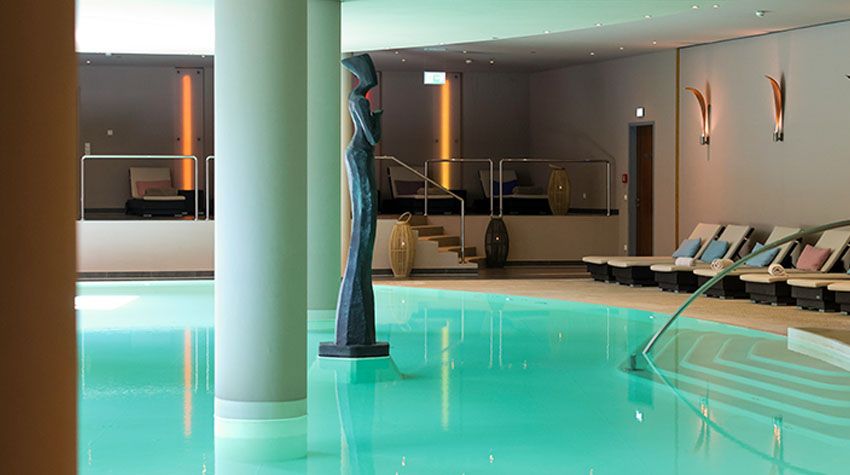 Innenpool mit Liegen im THE GRAND Wellnessbereich in Ahrenshoop.