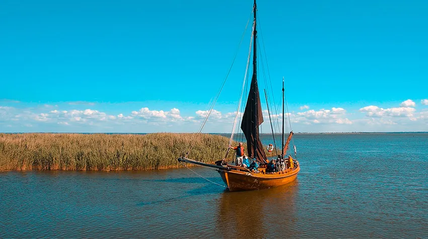 Wie wäre es mit einer Zeesbootfahrt am Althagener Hafen?