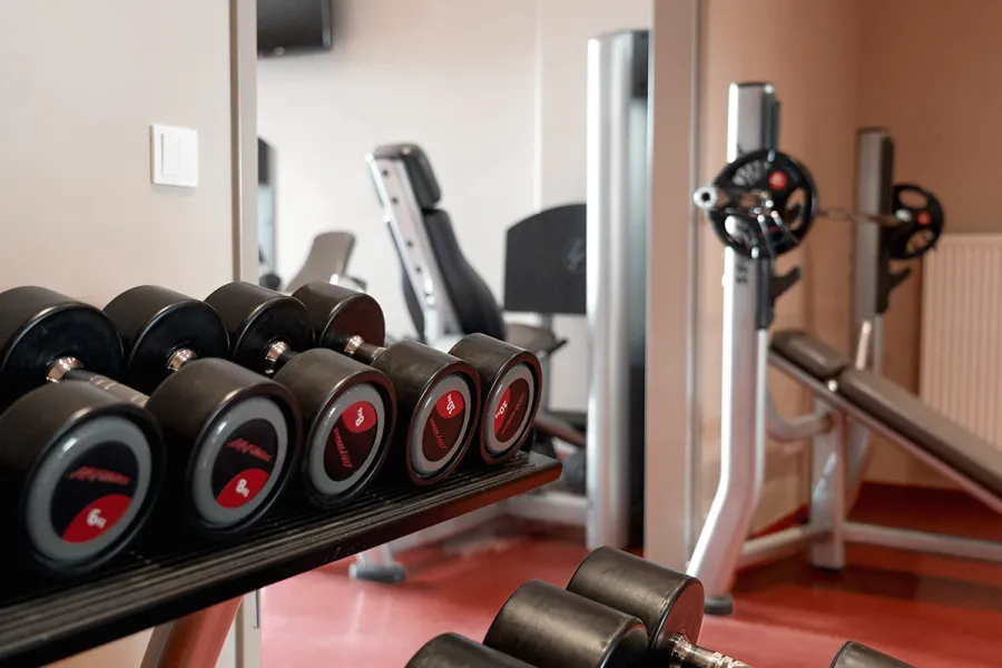 Hantelbank mit Kurzhanteln und Kraftgerät im Fitnessstudio auf Fischland-Darß-Zingst.