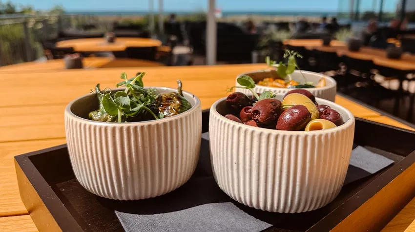 Lasst euch das Essen in unserer gemütlichen SEASIDE Lounge schmecken.