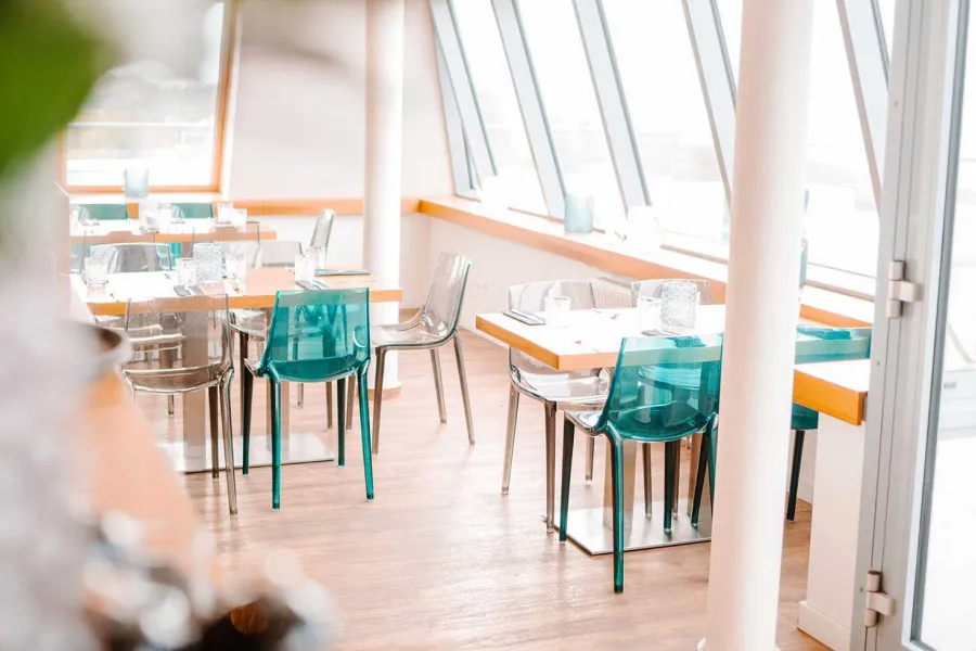 Gedeckter Veranstaltungsraum im THE GRAND Ahrenshoop während einer Ausbildung in der Veranstaltungsgastronomie.