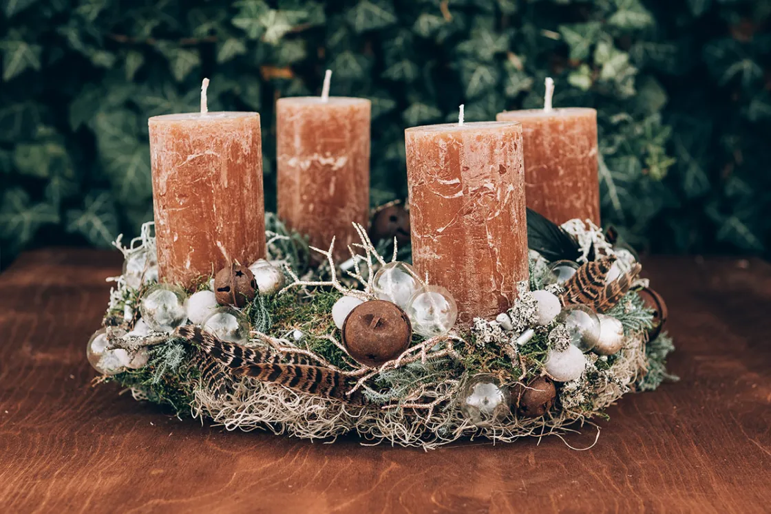 Seit 170 Jahre gibt es die Tradition des Adventskranzes bereits. Doch für uns ist dieser Brauch noch lange nicht eingestaubt, denn jedes Jahr gibt es neue Dekotrends für die Adventszeit. © Shutterstock; llaszlo
