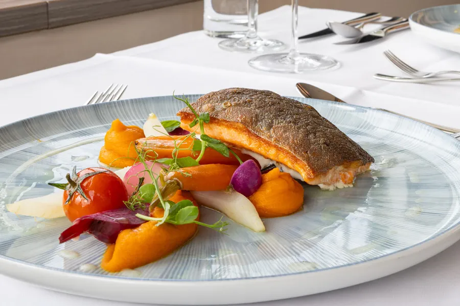 Edles Fischgericht mit buntem Gemüse aus der Abendkarte im Restaurant SEASIDE im THE GRAND Ahrenshoop