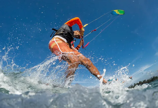 Für das Kitesurfing ist viel Ausdauer und ein guter Gleichgewichtssinn gefordert. Beim Kitesurfen sind nicht nur Muskeln gefragt, sondern auch Ausdauer und Koordination. © Shutterstock, Wallenrock