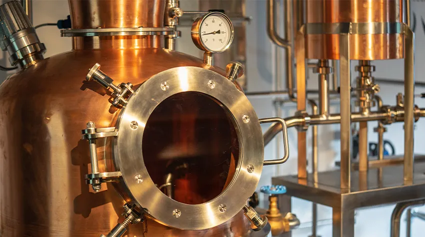Die Gin Herstellung in ein vierteiliger Prozess. © Adobe Stock, Neuroshock 