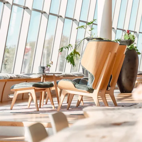 Ruhiger Loungebereich mit Sesseln und Tageslicht im THE GRAND Ahrenshoop.