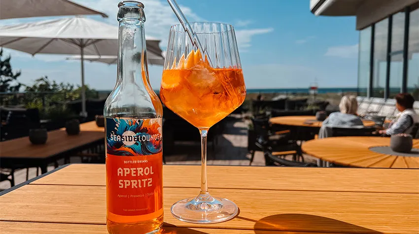 Ihr bekommt Cocktails und Drinks frisch abgefüllt in Flaschen, damit ihr euer Getränk mit an den Strand nehmen könnt.