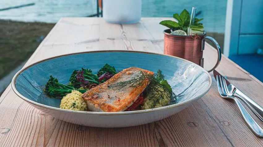 Im Restaurant WEITBLICK sind nicht nur die maritim-mediterranen Gerichte ein Genuss, sondern auch der Ausblick.