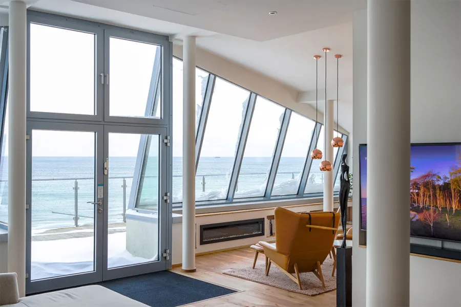 Heller Loft Wohnbereich mit Panoramafenstern und Ostseeblick im THE GRAND Ahrenshoop.
