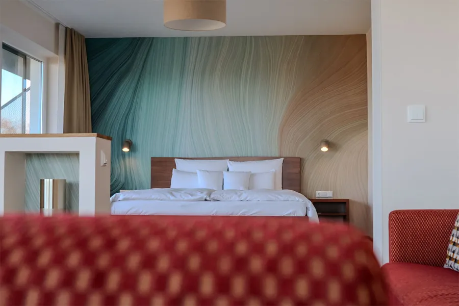 Euer Wohlfühlort zum Entfalten an der Ostsee ✓ Meerblick ✓ Balkon ✓ 60 m² ✓ Spa, Fitness & Snacks inklusive → Suite buchen!