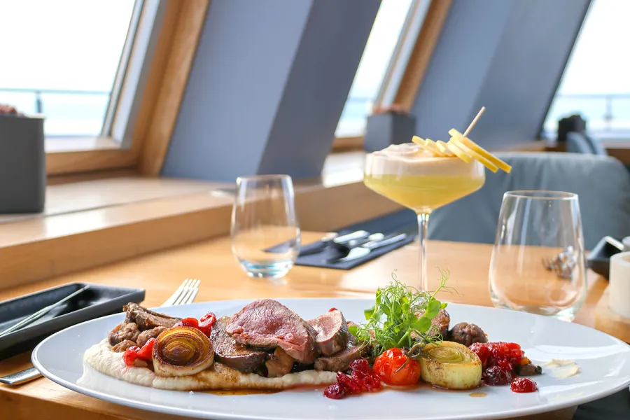 Regional inspiriertes Gericht im Restaurant an der Ostsee.