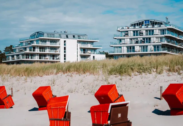 Baden, aber sicher: Wir sagen dir, welche Regeln du beim Schwimmen in der Ostsee beachten musst.