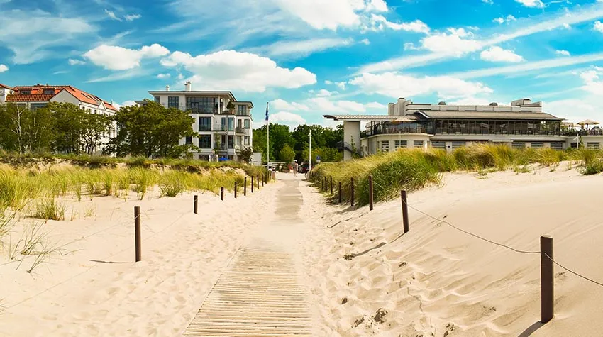 Durch ausgebaute Infrastruktur müsst ihr an der Ostsee nichts missen. © Shutterstock, iri.art