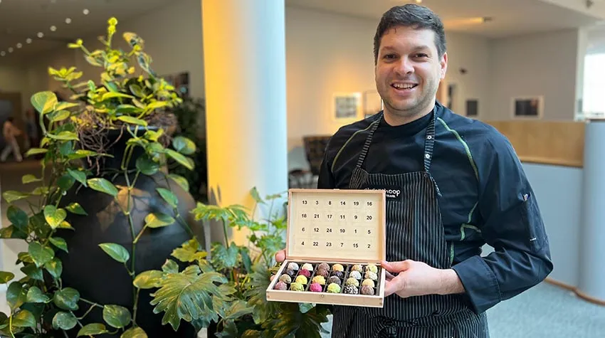 Bunte Auswahl: Stefan präsentiert die Pralinen des Adventskalenders.