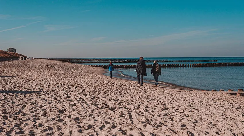 Im Wasser kann man die vorhandenen Buhnen erkennen.