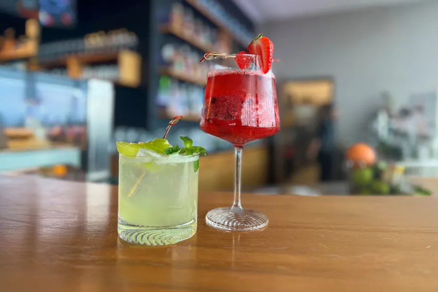 Zwei Cocktails stehen auf einer Theke im SEASIDE Restaurant auf Fischland-Darß-Zingst.