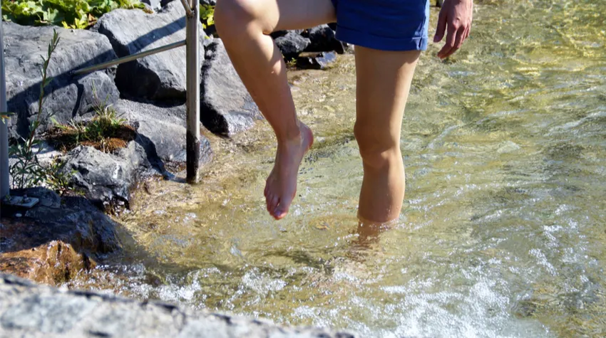 Wassertreten oder auch Kneippen kann man in speziellen Becken oder aber in Flüssen, Seen und natürlich der Ostsee. © Shutterstock, Ivabalk