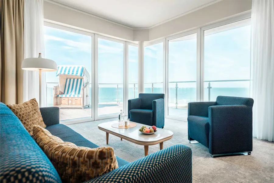 Eure Erholung auf 70 m² mit Ostseepanorama ✓ Balkon ✓ Badewanne ✓ Begrüßungssnacks ✓ Spa & Fitness inklusive → Suite buchen!