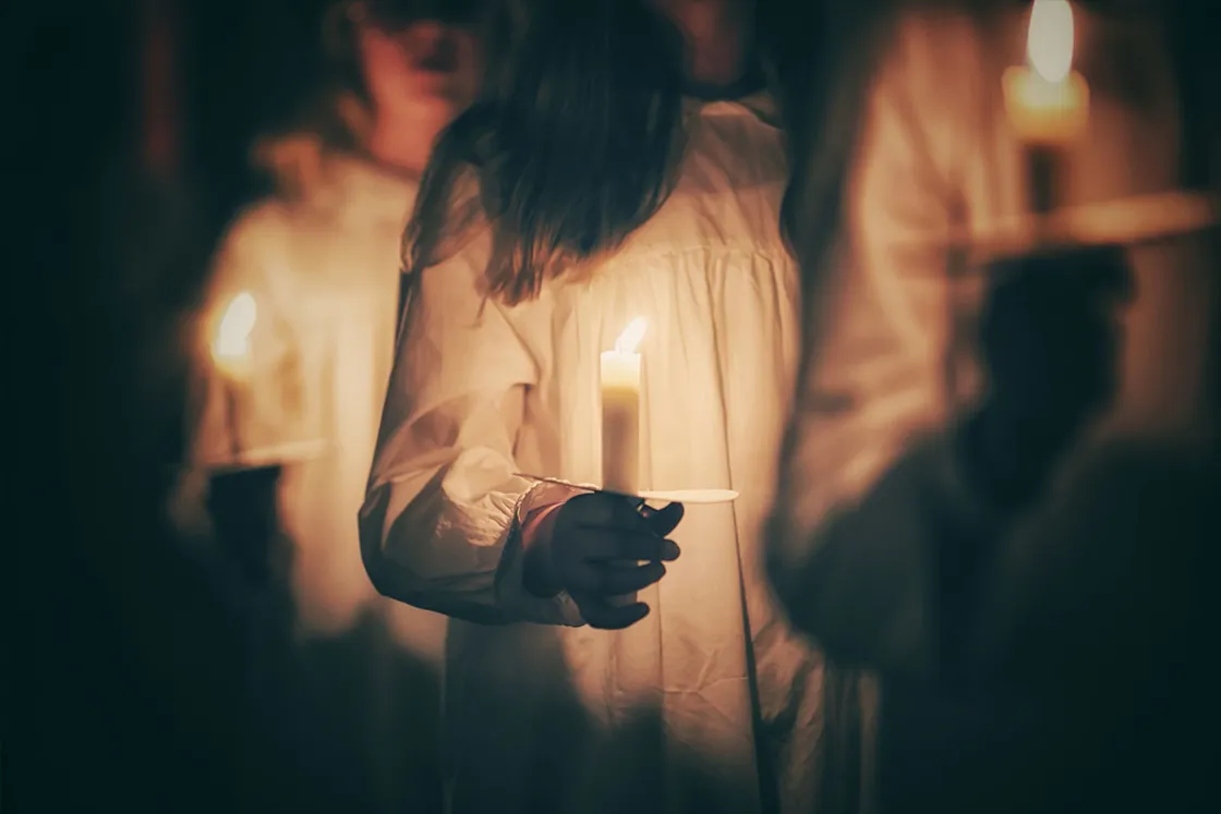 In Skandinavien findet das Luciafest jedes Jahr am 13. Dezember statt. Vor allem in Schweden sind die dazugehörigen Feierlichkeiten äußerst beliebt und für viele nicht nur der Beginn, sondern auch der Höhepunkt des Weihnachtsfestes. © Shutterstock; bzzup