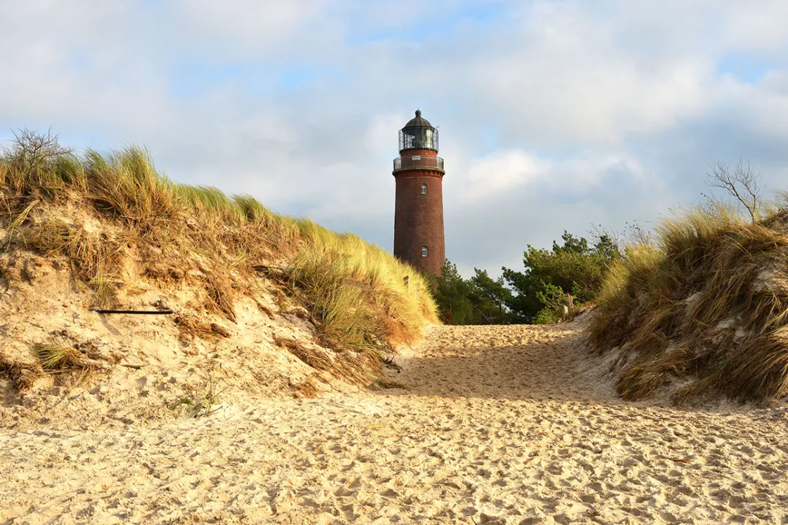 Mit seinem stattlichen Alter gehört der Leuchtturm Darßer Ort zu einem der ältesten in ganz Deutschland. © Shutterstock, Sinuswelle