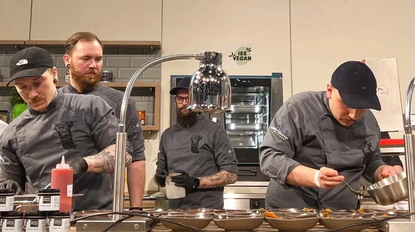 Volle Konzentration: Das Kochen auf der Messe war für alle Beteiligten aufregend.