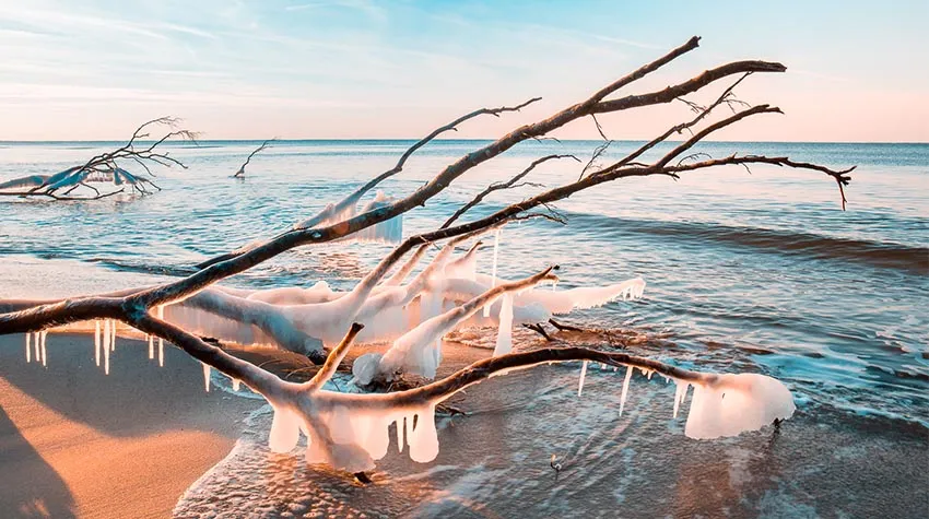 Ein Eisbad in der Ostsee stärkt das Immunsystem und hilft Krankheiten vorzubeugen.