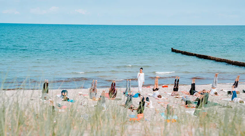 Yoga-übungen am Strand von Ahrenshoop