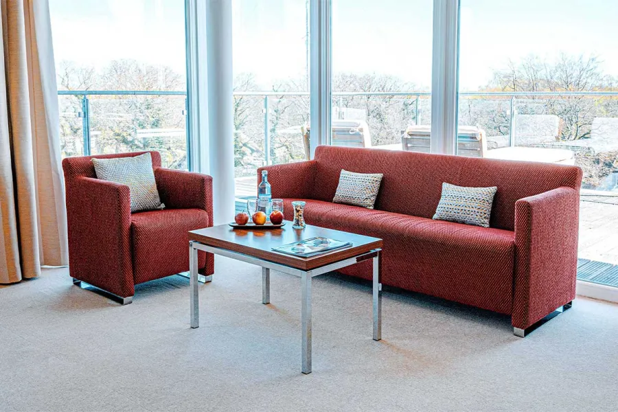 54 m² Wohlfühlraum für euch ✓ seitlicher Meerblick ✓ Balkon/Terrasse ✓ Minibar ✓ Frühstück & Spa inklusive → Jetzt buchen!