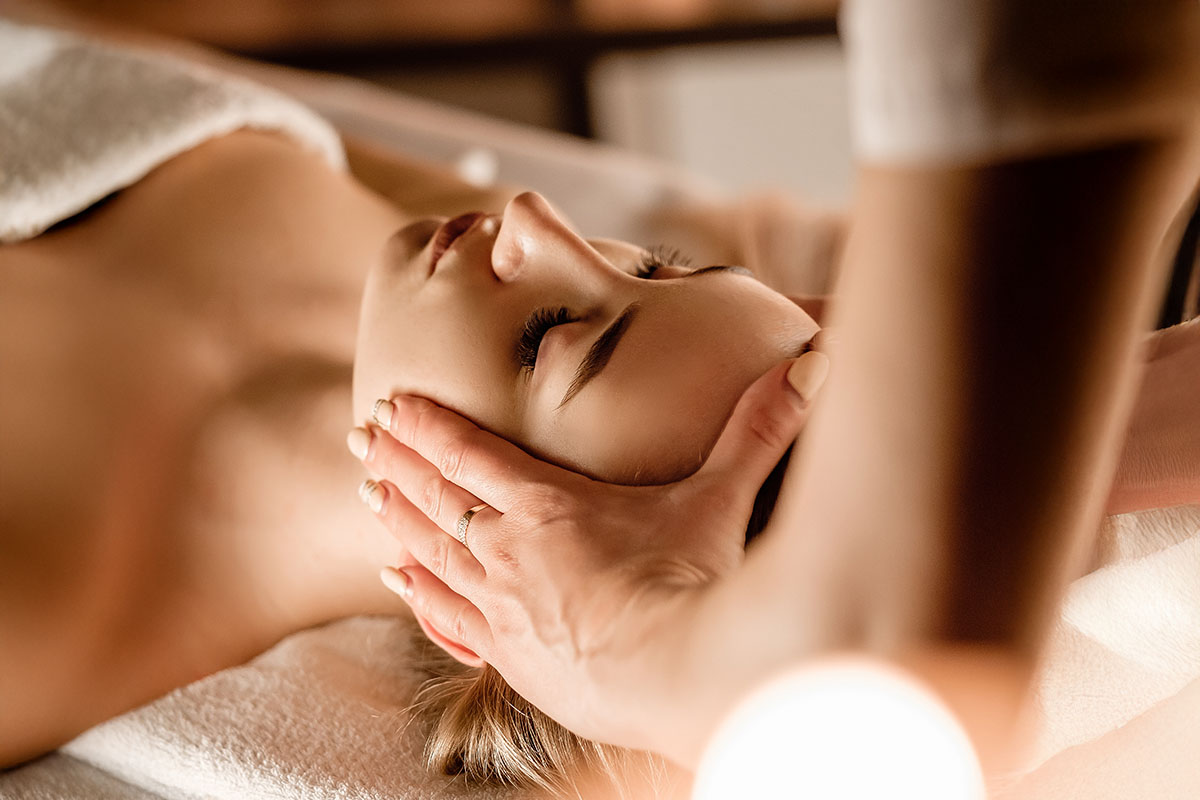 Kopfmassage und Fußreflexzonenmassage